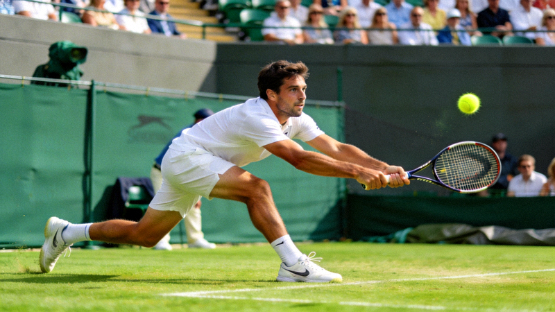 温布尔登网球锦标赛直播画面 - 网球选手在草地上奋力击球